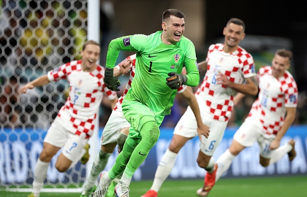  奥格斯堡门将神勇扑救，力保球门不失获赞誉