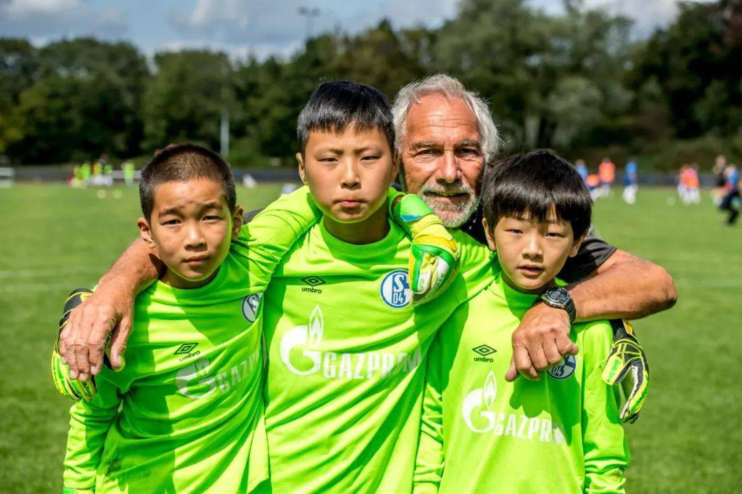  沙尔克04青训营再出妖星，引发豪门关注  